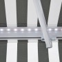 Detailaufnahme: Grau-weiß gestreifte Gelenkarmmarkise Aventura mit Solar-LED-Beleuchtung.