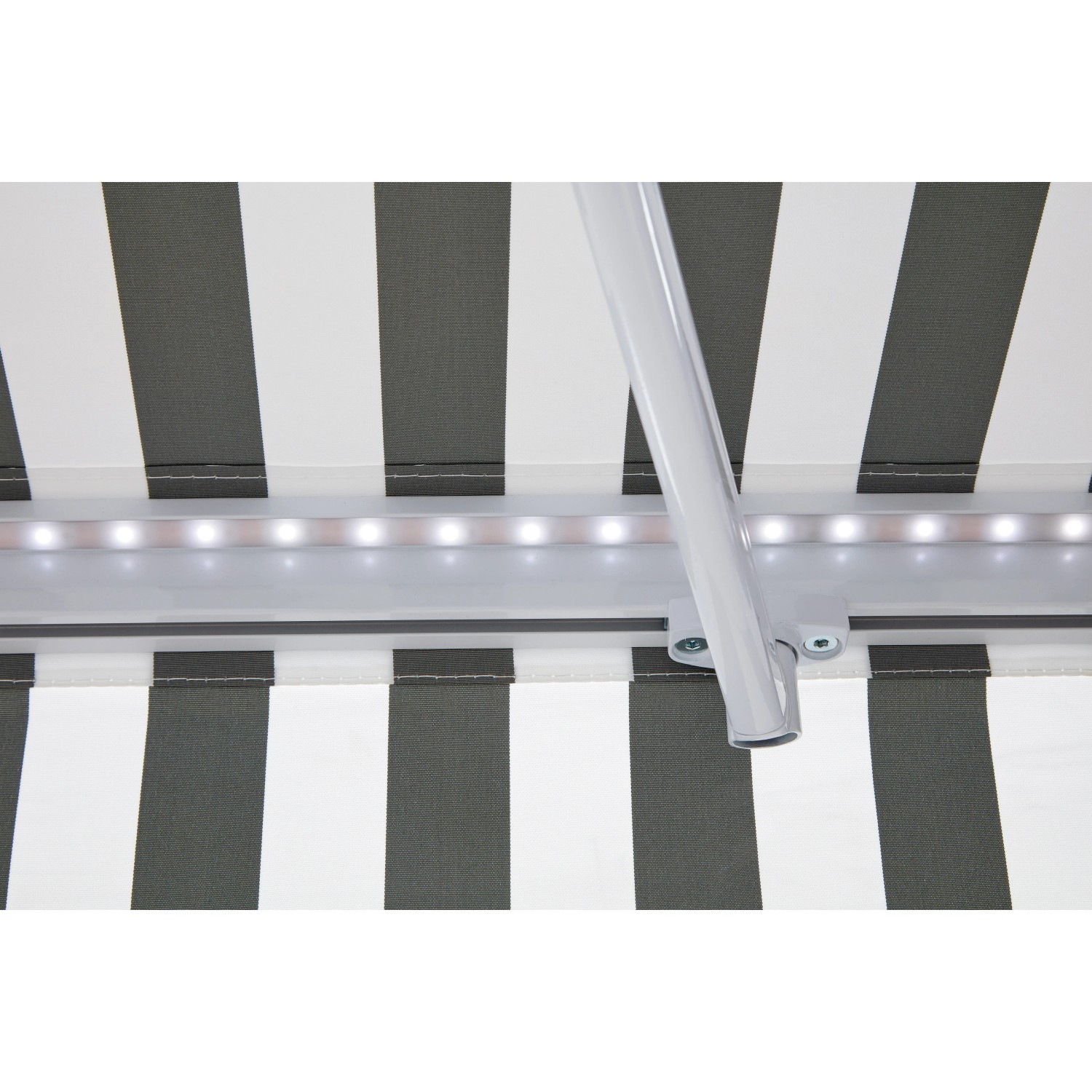 Detailaufnahme: Grau-weiß gestreifte Gelenkarmmarkise Aventura mit Solar-LED-Beleuchtung.