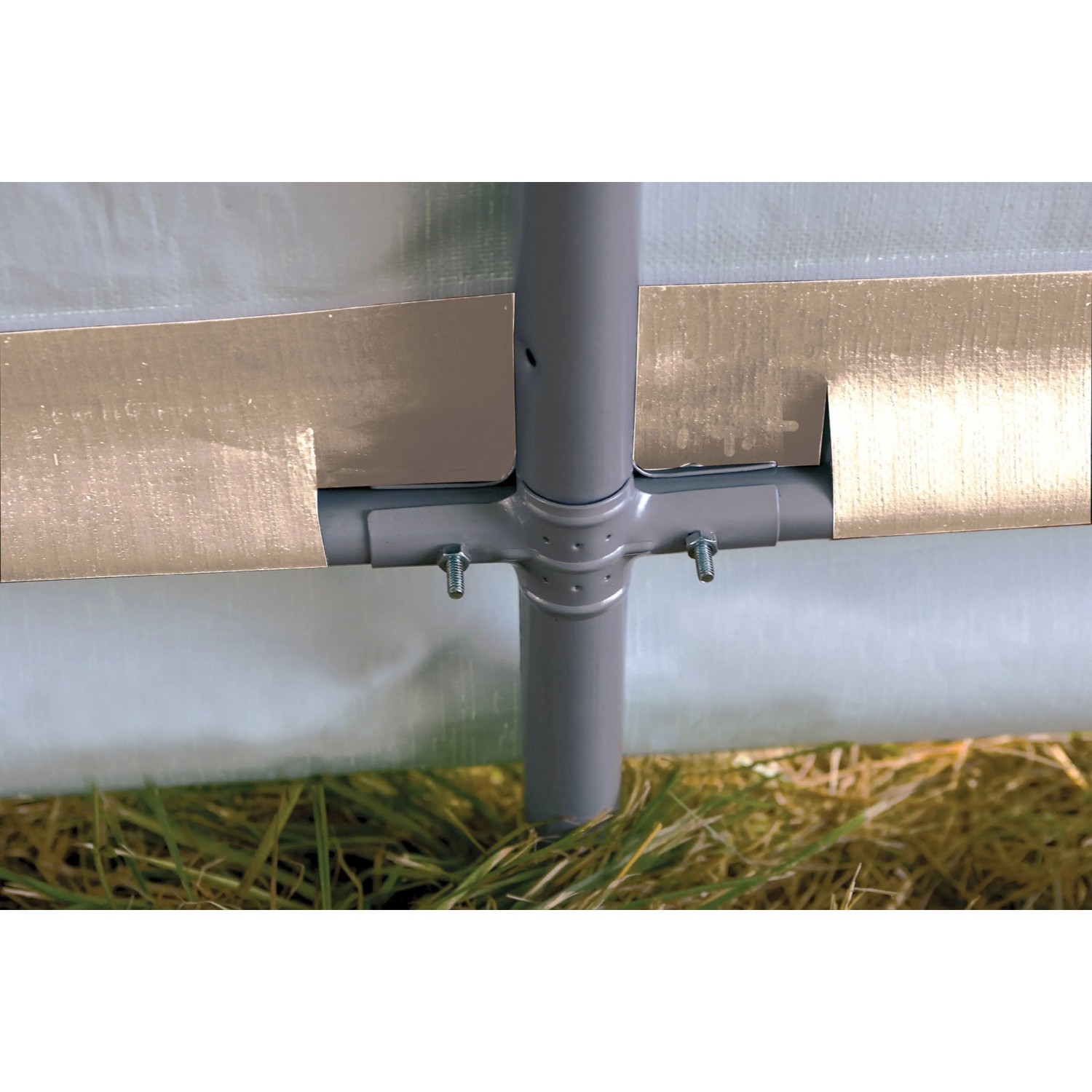 Detailaufnahme des grauen ShelterLogic Foliengerätehauses: Metallrahmen und Plane.