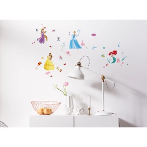 Wandtattoo: Komar Deko-Sticker Princess mit Disney-Prinzessinnen auf weißer Wand.
