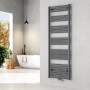 Anthrazitfarbener Emke Badheizkörper 180x60cm als Handtuchwärmer im modernen Badezimmer. Flachrohr-Design aus Stahl.