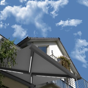 Anthrazit LED Vollkassettenmarkise ELOS 500x300 cm am Haus mit blauem Himmel.