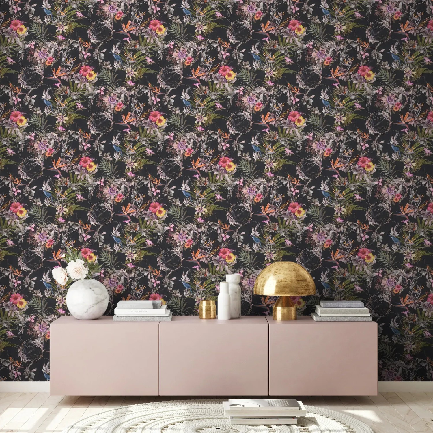 Vliestapete mit Blumenmuster in Schwarz und Grün für eine stilvolle Wandgestaltung.