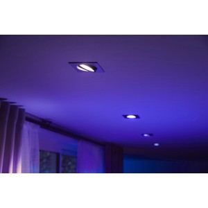 Eingebaute Philips Hue LED Spots Centura, eckig, Aluminium, mit farbiger Beleuchtung im Raum.