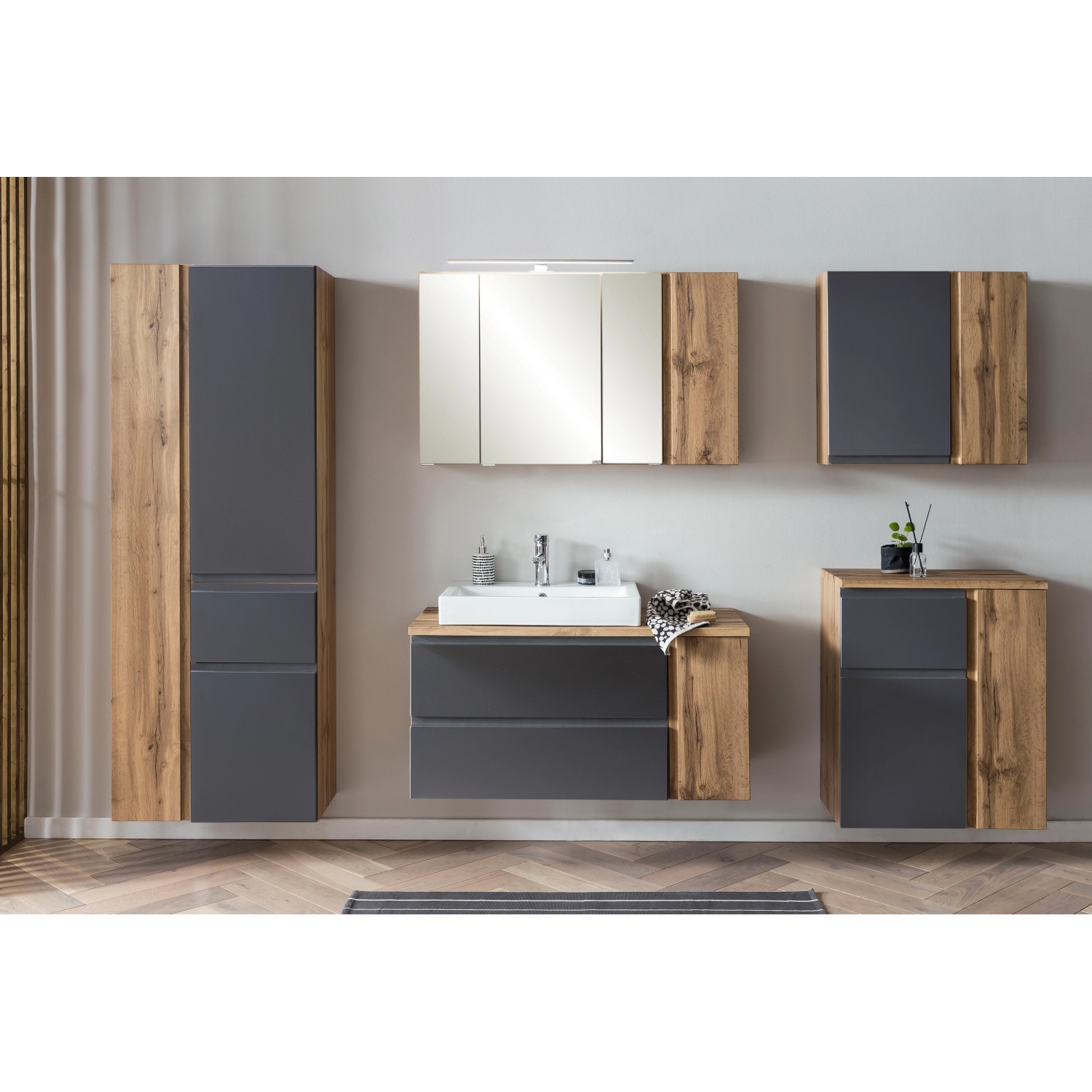 Badmöbel-Set Ancona: Hängeschrank in Grau-Wotaneiche, Waschbeckenunterschrank, Spiegelschrank und Seitenschrank.