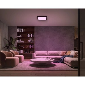 Philips Hue Tento Panel in Schwarz, quadratische LED Deckenleuchte mit Farbwechsel im Wohnzimmer.