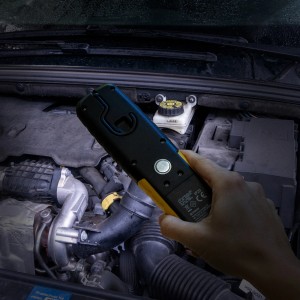 LED's Work Handlampe leuchtet in einem Motorraum. Dimmbare Arbeitsleuchte mit Magnetfuß.