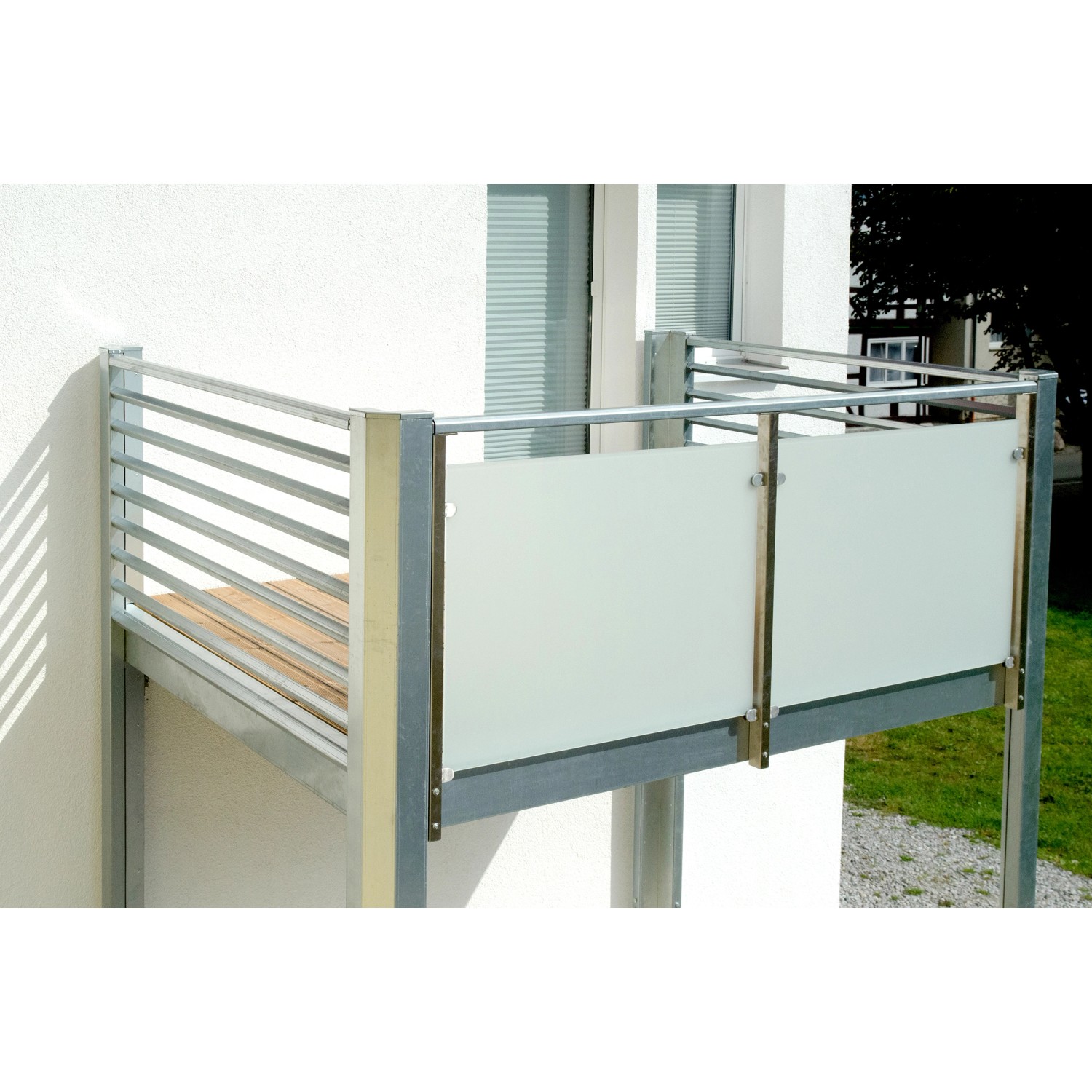 Designbalkon mit Holzfußboden und Lamellengeländer, einfache Montage.