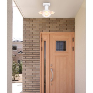 Weiße Globo Außenleuchte Linda, 1-flammig, montiert an einer Decke im Außenbereich.