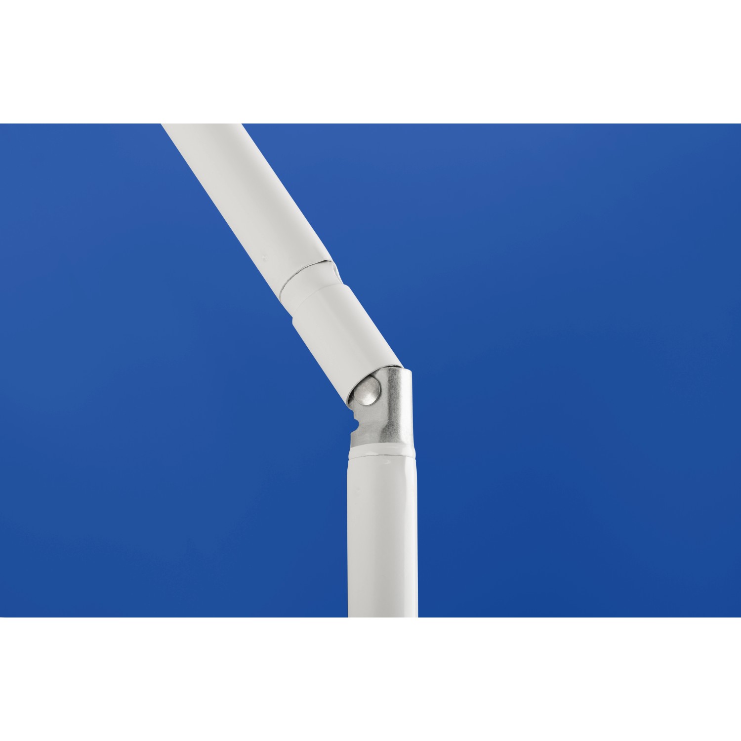 Detailaufnahme: Knickfunktion des blauen Schneider Balkonschirm Ibiza Ø 200 cm.