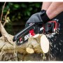 Skil Akku-Ästsäge 0512CA in Aktion beim Schneiden eines Astes. Kompakte Akku-Kettensäge.