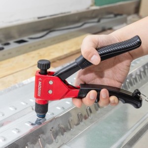 Arrow Nietmutternzange RNT1 in Aktion: Hand bedient rote Zange auf Metall.