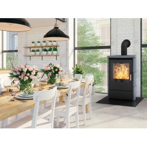 Fireplace Küchenofen Meltemi Speckstein Schwarz 8 kW im Wohnraum mit Esstisch und Stühlen.