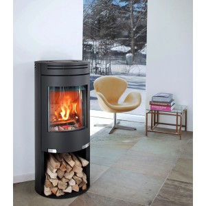 Schwarzer Aduro Kaminofen 1.4 mit Holzscheiten und brennendem Feuer.