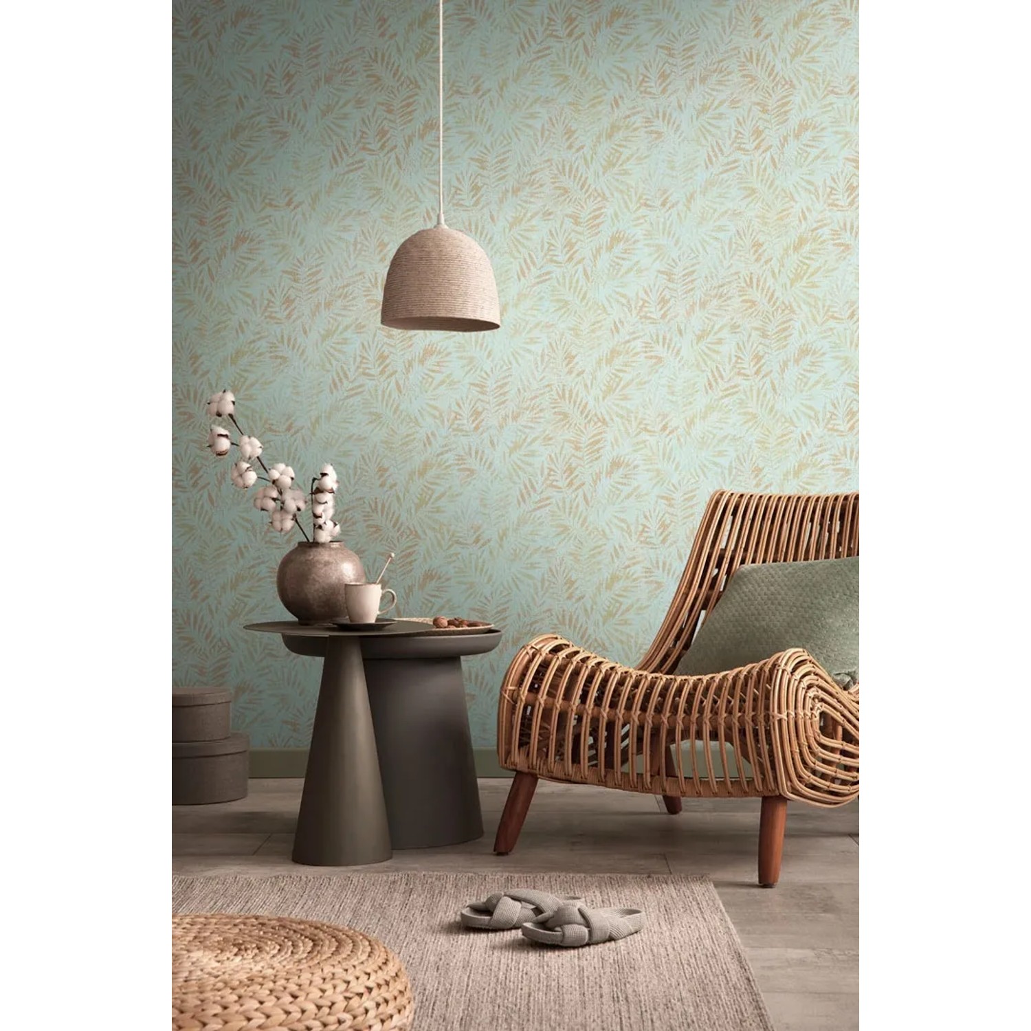 Türkis-goldene Vliestapete mit Blättermuster von AS-Creation im Wohnraum.