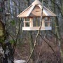 Hängendes Dobar Design Vogelhaus Natural Camouflage mit Futter-Silo im Garten.