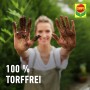 Frau zeigt Hände mit Erde, Compo Bio Pflanzerde torffrei im Hintergrund. 100% torffrei.