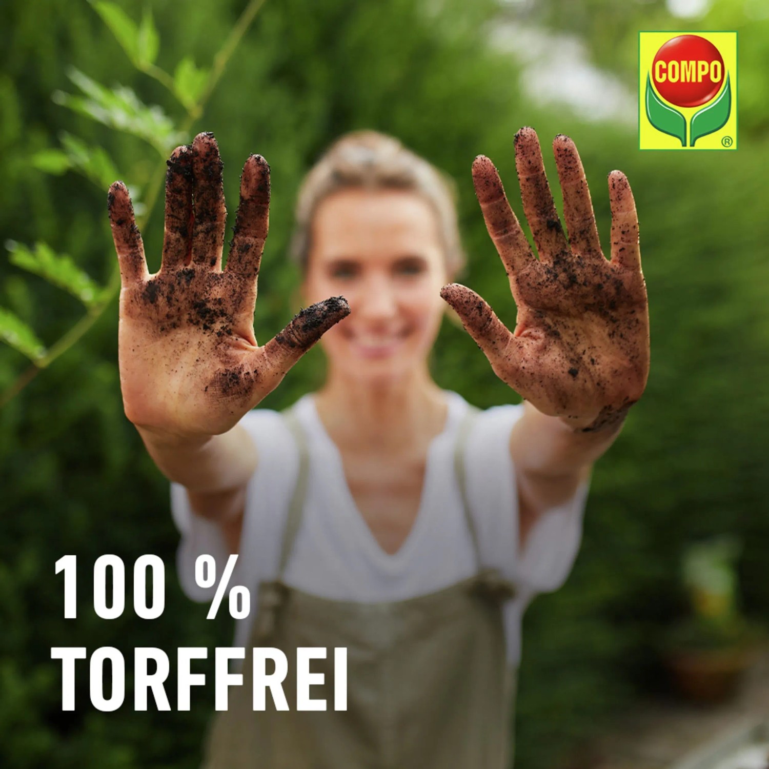 Frau zeigt Hände mit Erde, Compo Bio Pflanzerde torffrei im Hintergrund. 100% torffrei.