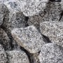 Nahaufnahme: Scherf Fertig-Gabione mit Granitbruch Salz & Pfeffer Füllung.