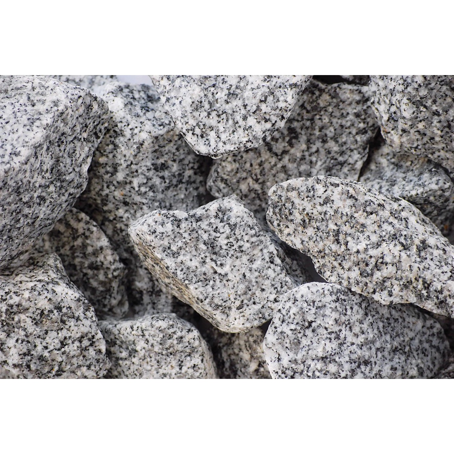 Nahaufnahme: Scherf Fertig-Gabione mit Granitbruch Salz & Pfeffer Füllung.