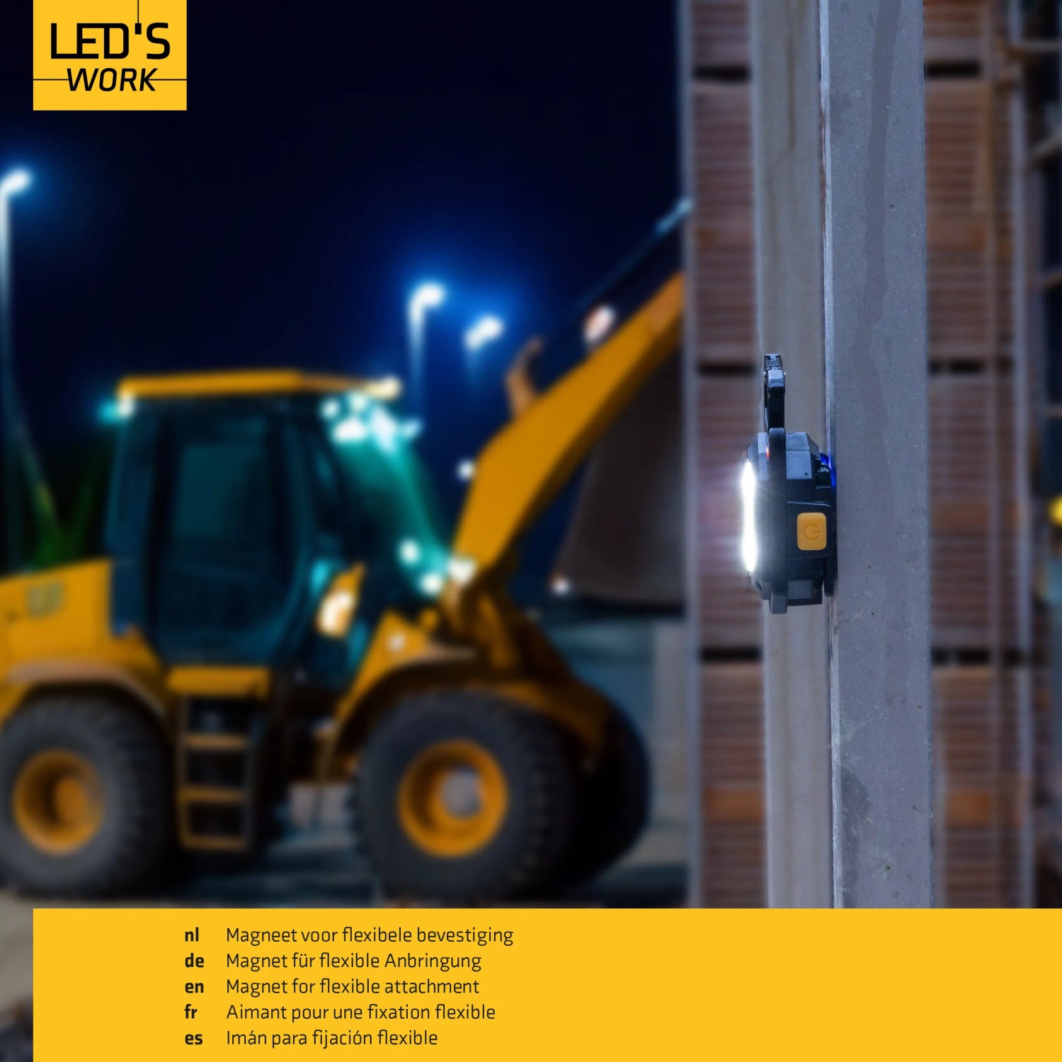 LED Akku-Taschenlampe mit Magnet an Betonwand, Bagger im Hintergrund.