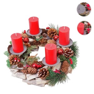 Adventskranz aus Holz mit 4 roten Kerzen, Kugeln, Beeren und Tannenzapfen.