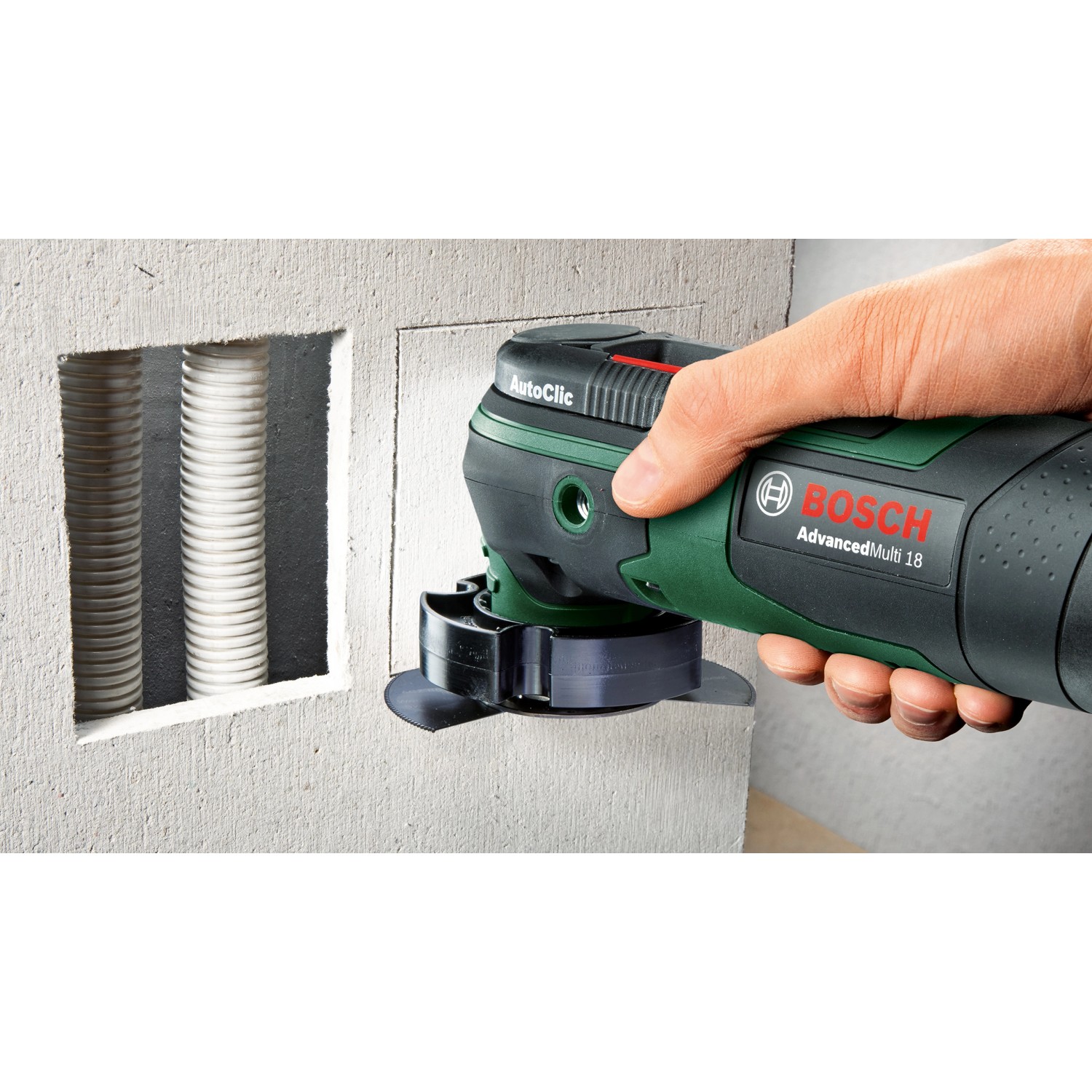 Bosch AdvancedMulti 18V Akku-Multifunktionsgerät im Einsatz beim Ausfräsen einer Wand.