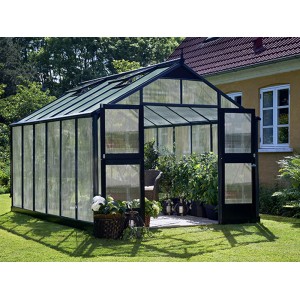 Juliana Gewächshaus Premium 13 Anthrazit, 13 m², mit geöffneter Doppeltür im Garten.