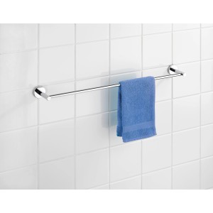 Wenko Handtuchstange Uno Elegance, Chrom, mit blauem Handtuch an weißer Wand.