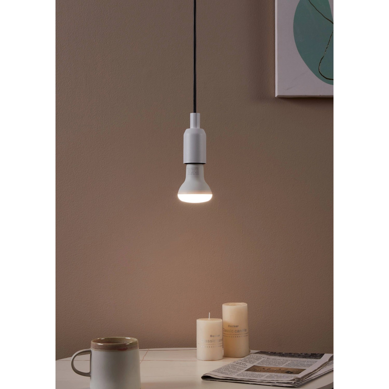 Eglo E27 LED Reflektor R63, 4,4W, neutralweißes Licht in Wohnraum-Szene.