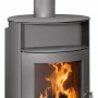 Justus Island Aqua Kaminofen aus Stahl, 10 kW, mit Holzscheiten im unteren Fach.