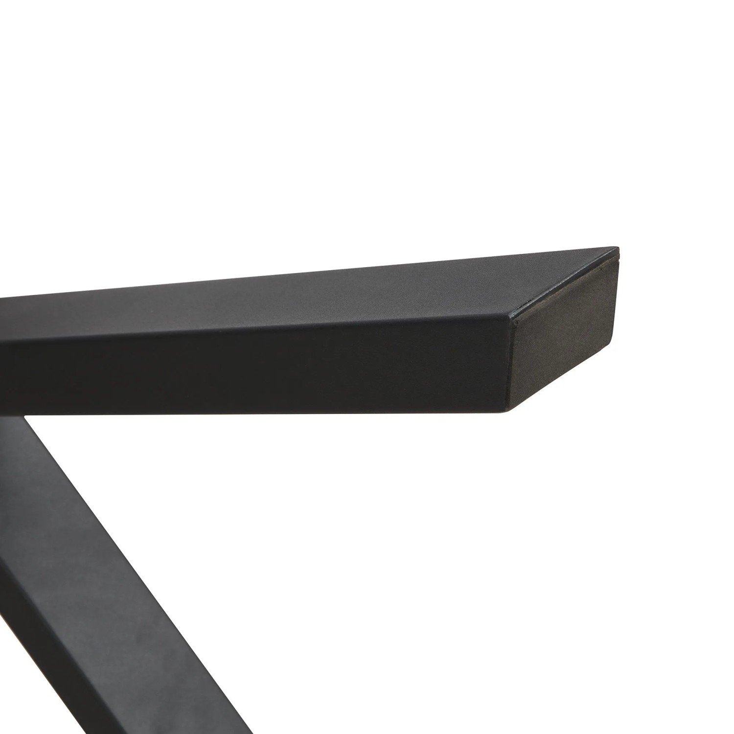 Detail des schwarzen, eckigen Metall-Tischbeins vom okwish Esstisch. Modernes, stabiles Design.