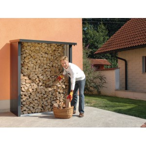 Biohort Kaminholzregal WoodStock 150 in Quarzgrau-Metallic mit Holz und Person.
