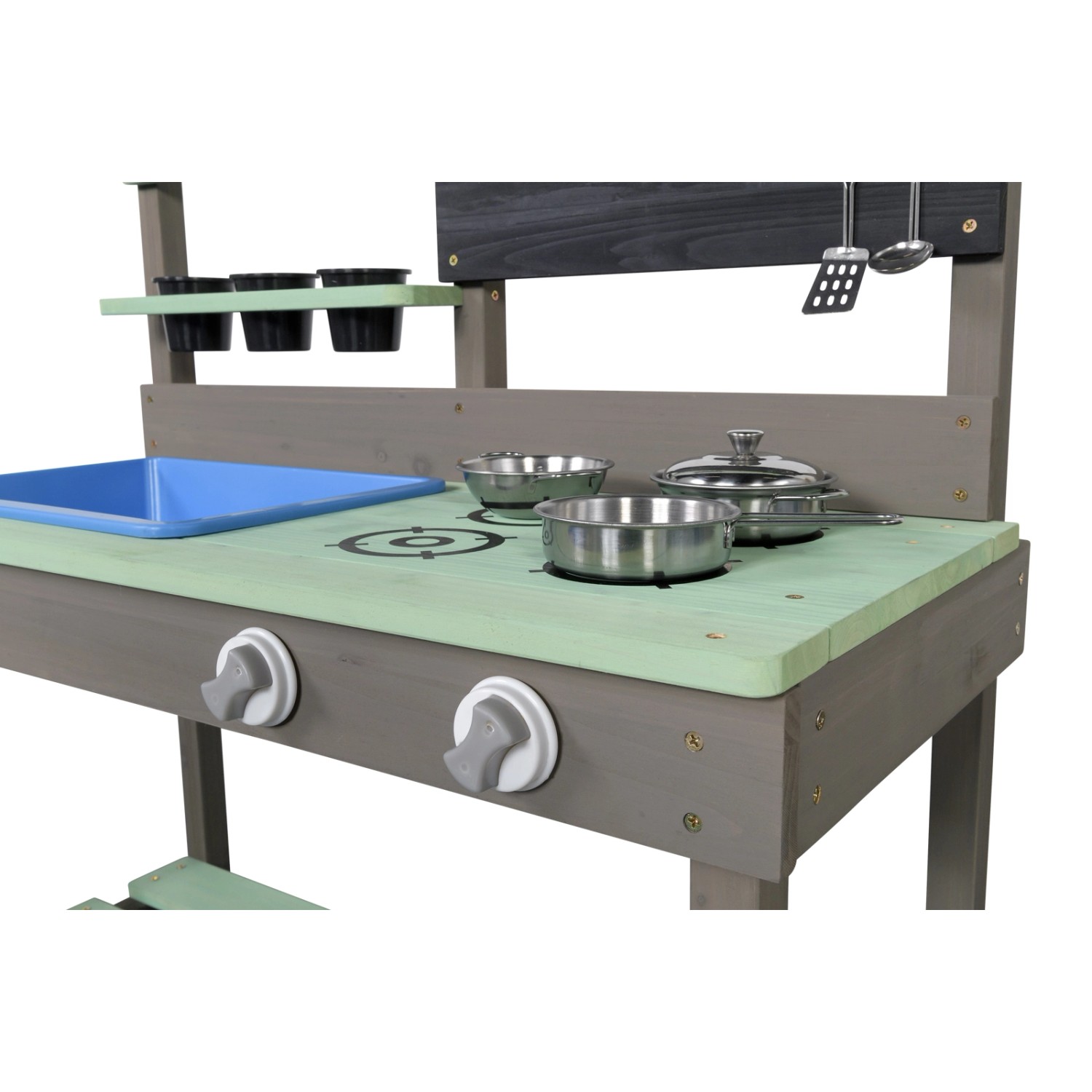 Swing King Mud Kitchen Spielküche aus Holz mit Zubehör wie Töpfen und Spüle.