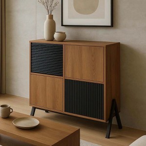 MCW Kommode O40 Natur: Holzfarbenes Sideboard mit schwarzen, strukturierten Türen und Metallfüßen.