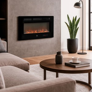 Schwarzer Sannover Elektrokamin Valtaia Plat mit LED-Flammeneffekt an Wand im Wohnzimmer.