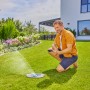 Gardena Pipeline AquaPrecise Rasen-Bewässerungssystem in Aktion, solarbetrieben und smart gesteuert.