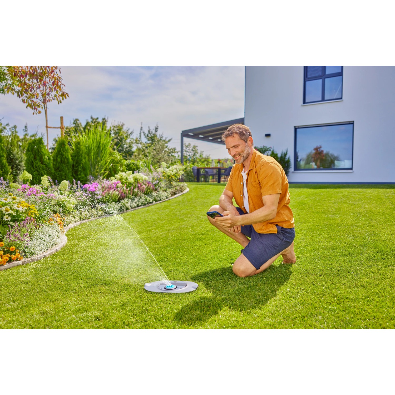 Gardena Pipeline AquaPrecise Rasen-Bewässerungssystem in Aktion, solarbetrieben und smart gesteuert.