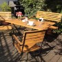 Acamp Set: 2 Klappsessel Lindau aus Teak und schwarzem Metall, Gartenstühle auf Holzterrasse.
