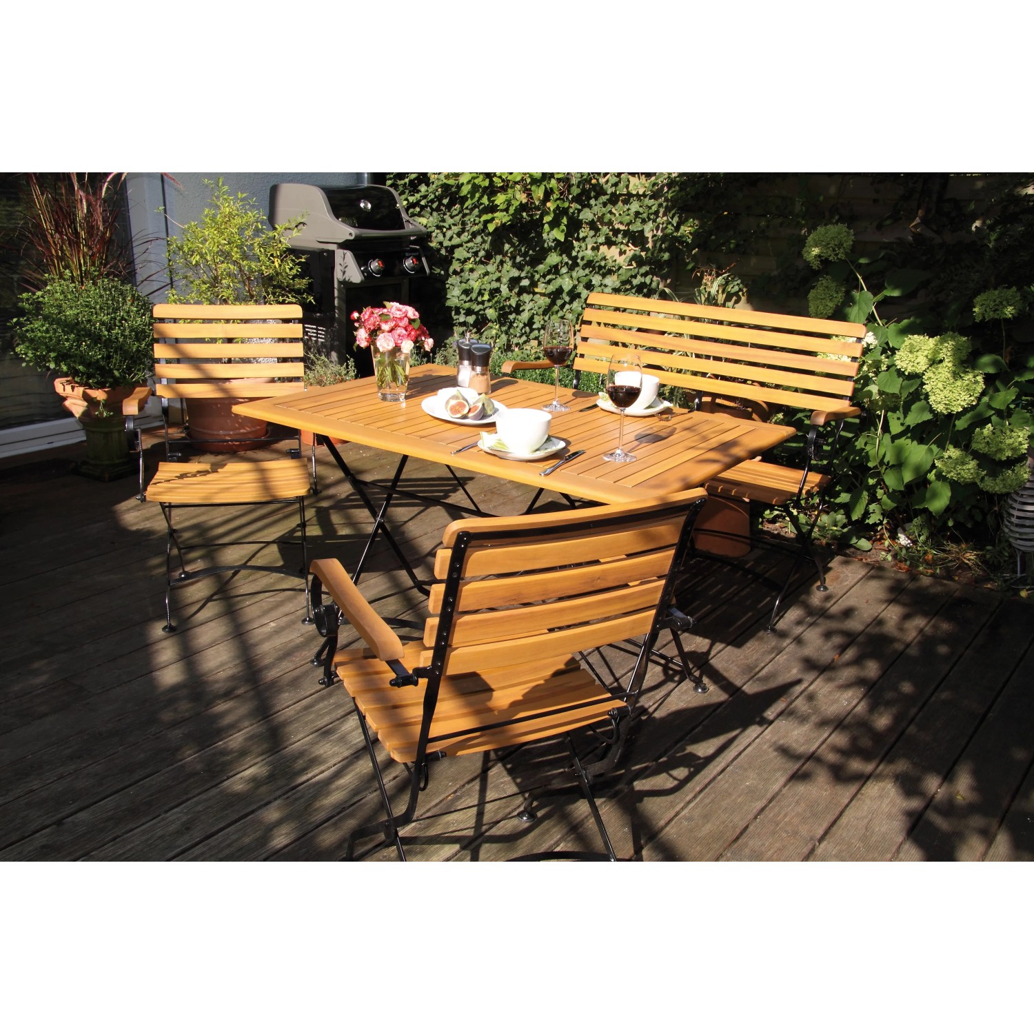 Acamp Set: 2 Klappsessel Lindau aus Teak und schwarzem Metall, Gartenstühle auf Holzterrasse.