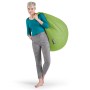 Frau mit grünem Sitting Point Sitzsack Easy (220 l) über der Schulter.