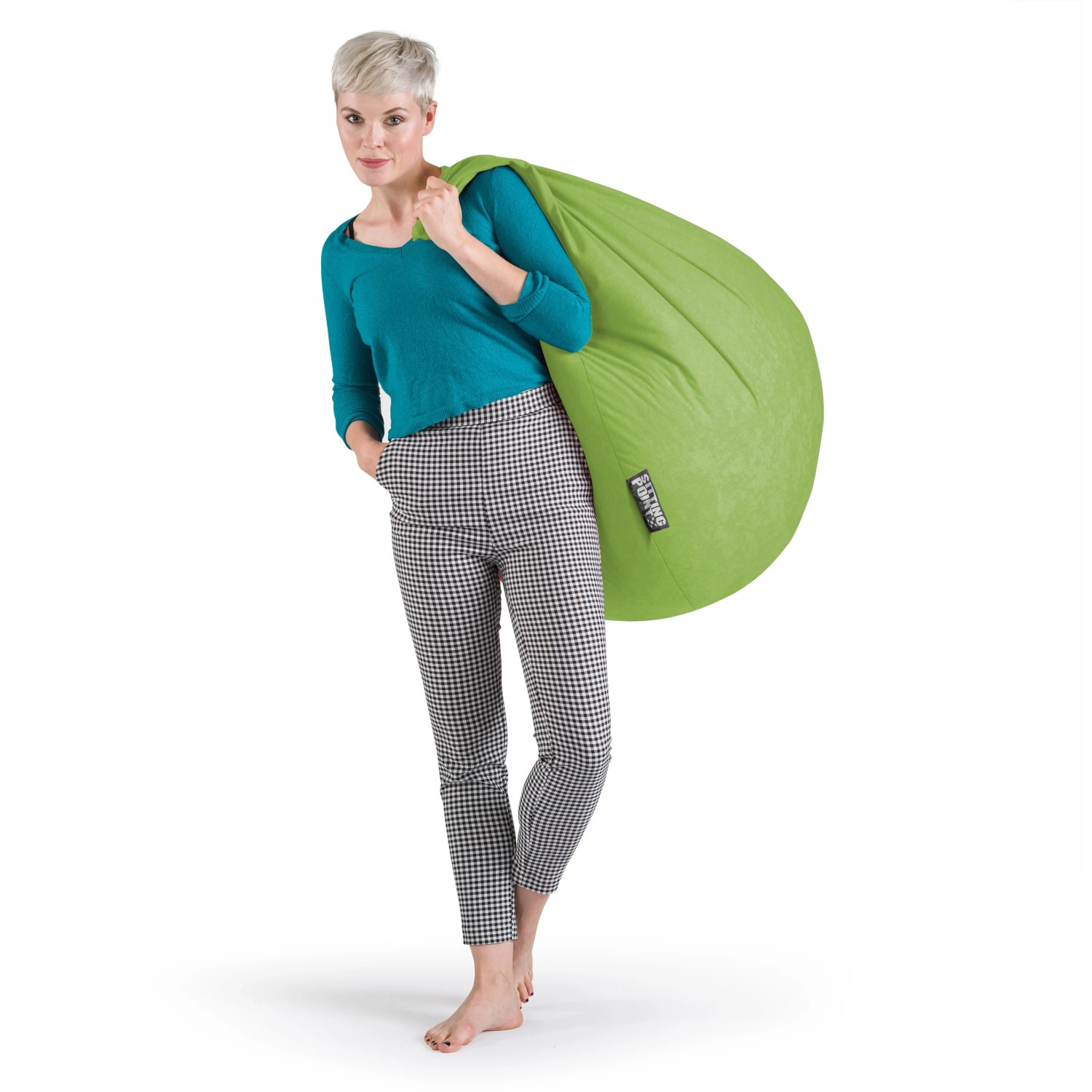 Frau mit grünem Sitting Point Sitzsack Easy (220 l) über der Schulter.