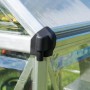 Detailaufnahme: Silbernes Palram Canopia Hybrid Gewächshaus, Ecke mit schwarzer Kunststoffverbindung.