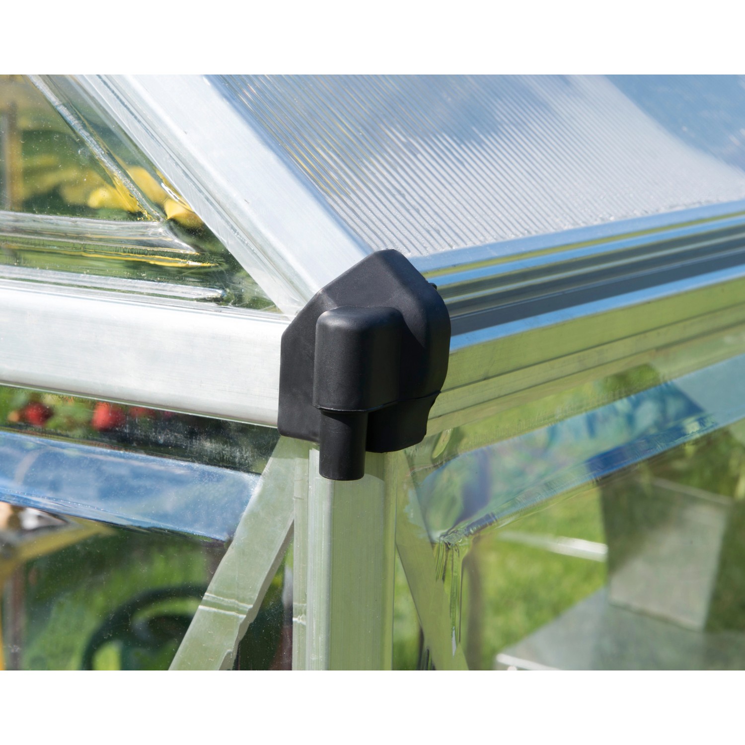 Detailaufnahme: Silbernes Palram Canopia Hybrid Gewächshaus, Ecke mit schwarzer Kunststoffverbindung.