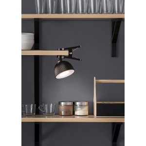 Schwarze Reality LED-Tischleuchte Maxima mit Klemme an einem Regal befestigt.
