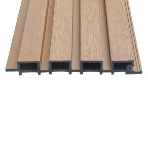 WPC Fassadenverkleidung DUVAR in Teak, Detailansicht der Paneele und Unterkonstruktion.