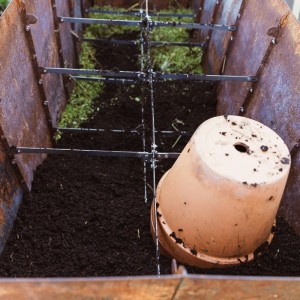 bellissa PANNELLO Verbinder-Set im Corten Stahl Hochbeet, gefüllt mit Erde und Topf. Abstandshalter und Schrauben.