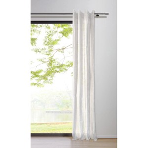 Weißer Schlaufenschal mit Punktmuster von mydeco, 300x135 cm, vor Fenster mit Ausblick.