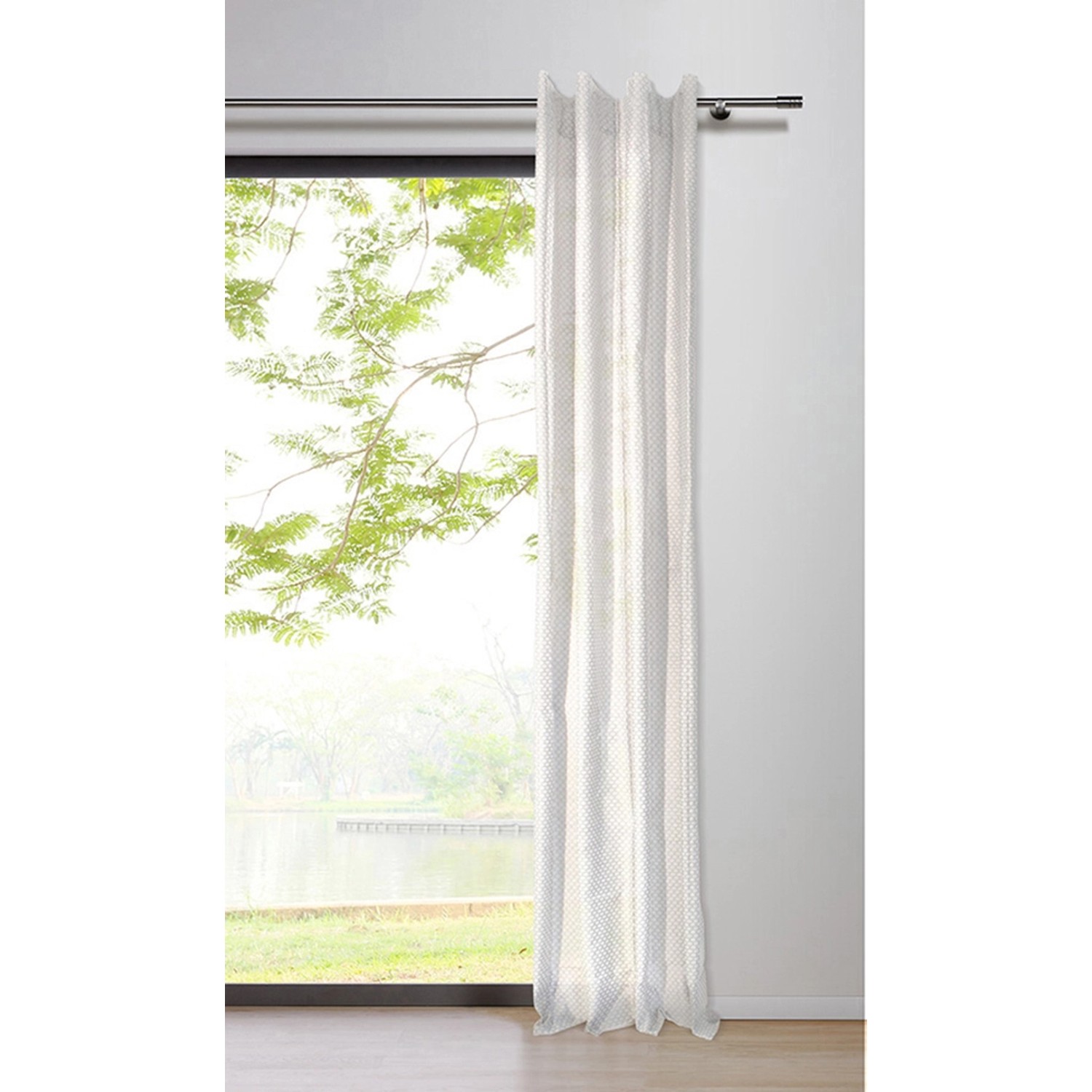 Weißer Schlaufenschal mit Punktmuster von mydeco, 300x135 cm, vor Fenster mit Ausblick.