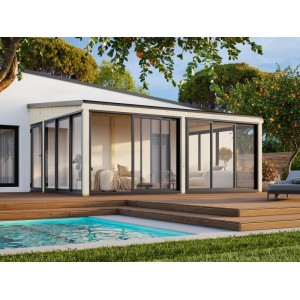 Modernes, hellbraunes Palmako Holz-Gartenhaus mit Pultdach und großen Glasfronten am Pool.